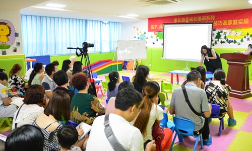 每月进行家长培训和分享交流会