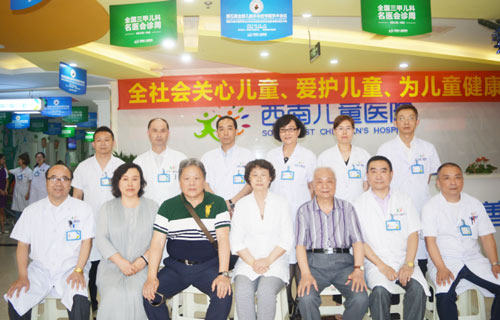 中国副秘书长李启铭、中央电视台主任编辑杨树林、编导李敏及制片人我院医生合影