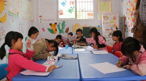 孩子们认真画画