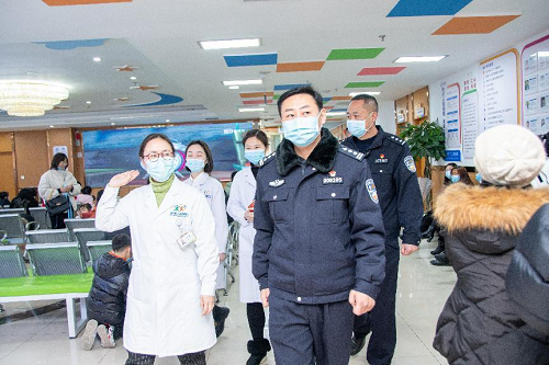 站前分局东客站地区派出所两位警官参观医院