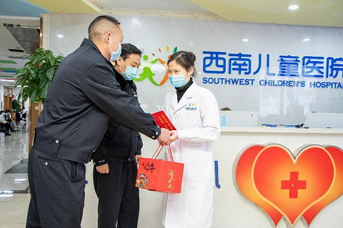 站前分局东客站地区派出所副所长王平警官向潘露赠送礼物和慰问金