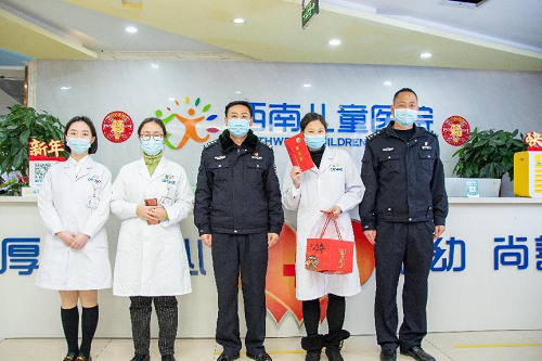 我院人事主任蒋丽(左二)与两位警官合影留念